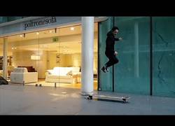Enlace a Las increíbles habilidades que logra este tío por las calles con su longboard