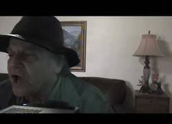Enlace a Este hombre mayor canta la famosa cancion Lil Pump