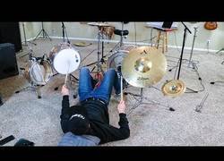 Enlace a La curiosa distribución que se ha montado este tío con su batería y que le funciona genial