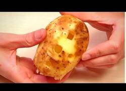 Enlace a Pela una patata en forma de flauta y se toca la mítica canción Sandstorm