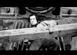 Enlace a La época donde Buster Keaton se jugaba la vida en las películas al no existir grandes tecnologías