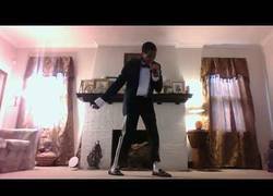 Enlace a Aunque vaya con pantalones ADIDAS, puede que sea el mejor imitador de Michael Jackson de la historia