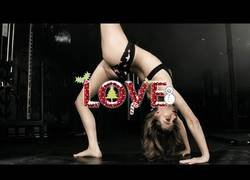 Enlace a El arte de posar de forma sensual haciendo yoga