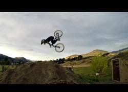 Enlace a Tiene 8 años y esta es la primera vez que hace un backflip con la bici