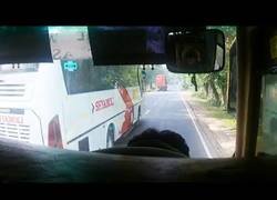 Enlace a No sabrás lo que es el riesgo hasta que no veas como conducen los autobuses en Bangladesh
