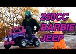 Enlace a Se pilla un coche de juguete y lo transforma en un car de 250cc