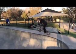 Enlace a Intenta hacer un Front flip con su bici y todo sale realmente mal