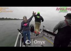 Enlace a Esquivaron la muerte de milagro: saltaron del barco segundos antes de impactar contra otro