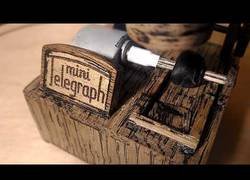 Enlace a El mini telégrafo, te permite imprimir en una tira de papel tus mensajes de Twitter