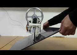 Enlace a Inventan una pequeña motocicleta autobalanceada