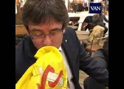 Enlace a Un español trolea Puigdemont para que besa la bandera española