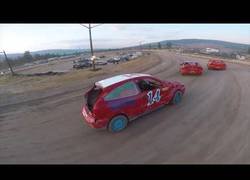 Enlace a Un drone grabando una carrera de coches es lo mejor que ha pasado en mucho tiempo