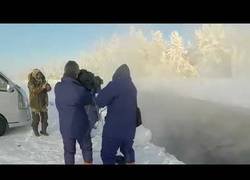 Enlace a Turista japonés tiene mucho calor y decide tomarse un baño a -60ºC