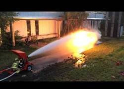 Enlace a Bombero se enfrenta a un feroz lanzallamas con su manguera del agua