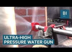 Enlace a La pistola revolucionaria para bomberos que con su fuerza a presión traspasa casi cualquier material