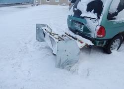 Enlace a Inventa un mecanismo para su coche que aparta a la perfección toda la nieve