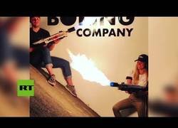 Enlace a Elon Musk presenta un lanzallamadas para acabar contra una horda de zombies y se agota a los minutos