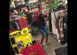 Enlace a Se cuela en un Gamestop disfrazado de Spiderman para bailar 