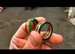 Enlace a Este tío recicla las tablas de skates que ya no usa con objetos realmente increíbles