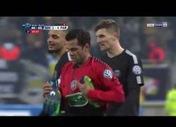 Enlace a DANI ALVES haciendo de portero con el PSG