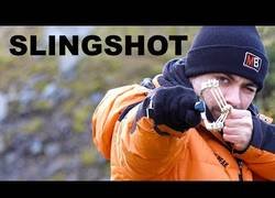 Enlace a Aprende en tiempo récord a disparar con un tirachinas (y con puntería)