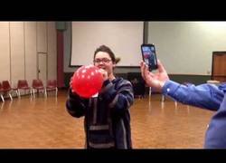 Enlace a El arte de cantar ópera segundos después de tomar helio