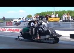 Enlace a ¡Las motos de nieve conducen sobre el asfalto! Carreras de arrastre en motos de nieve