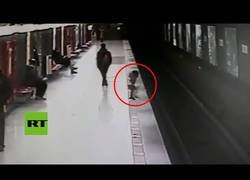 Enlace a Un niño de dos años cae a las vías del metro de Milán