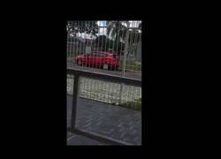 Enlace a Captan el momento en el que una mujer abandona a su hijo en plena carretera y se va con el coche