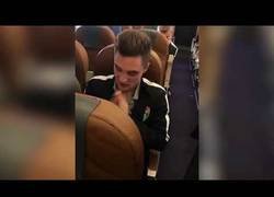 Enlace a Gran escándalo por este jugador sonándose la nariz con un billete