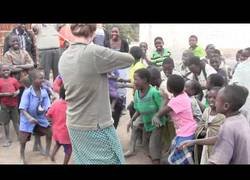 Enlace a La gran reacción de estos niños africanos al escuchar por primera vez el sonido de un violín