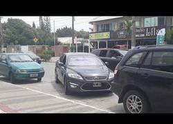 Enlace a La gente alucinó al ver como este coche flotaba en plena carretera