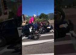 Enlace a Policías apuntan con la pistola a un motorista simplemente por levantar rueda en una carretera