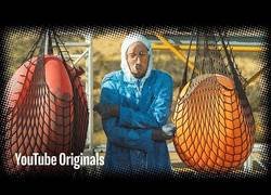 Enlace a Explotando dos globos de pintura chocando en forma de péndulo