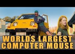 Enlace a Programan el volante de este coche para usarlo como ratón en un ordenador