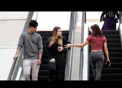 Enlace a Nada más surrealista que ir por unas escaleras mecánicas y que te toquen la mano