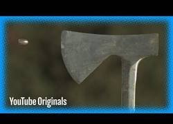 Enlace a Parten una bala en dos con un hacha y lo graban con una cámara super lenta