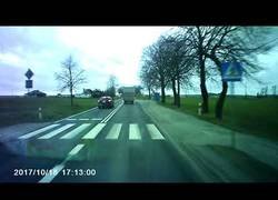 Enlace a Intenta hacer un doble adelantamiento por donde no debía y el karma no tarda en actuar