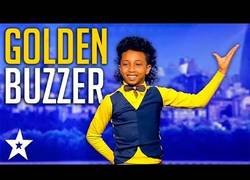 Enlace a Las increíbles acrobacias de estos hermanos que entusiasmó a mucha gente