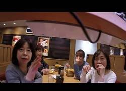 Enlace a Pone una GoPro en la cinta del local de sushi y se encuentra con un gran problema al final