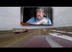 Enlace a Este conductor de camiones abandona su cabina para hacer un ángel de nieve