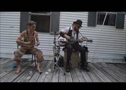 Enlace a Haciendo arte en forma de música con una guitarra y unas cucharas