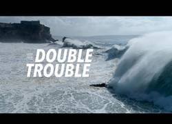 Enlace a Desafiando a las grandes olas de Nazaré, en Portugal y saliendo con vida de milagro
