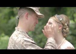 Enlace a Este marine sorprendió a su hermana el día de su boda
