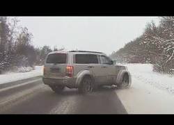 Enlace a Se le va el coche por completo en un camino con nieve y salva su vida de milagro