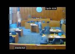 Enlace a Intenta cargarse al acusado en pleno juicio con un boli y todo le sale MUY MAL