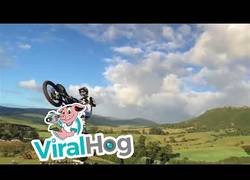 Enlace a El salto brutal que hizo Tyler Bereman en plena exhibición