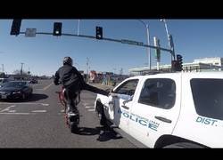 Enlace a Encuentra a la policía en plena carretera y hace algo totalmente inesperado