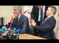 Enlace a Al primer ministro eslovaco se le cae el pollo de cocaína en mitad de una rueda de prensa