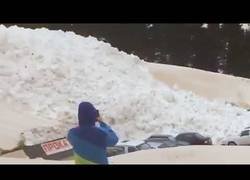 Enlace a La tremenda avalancha en el monte Elbrús que devoró literalmente a muchos coches